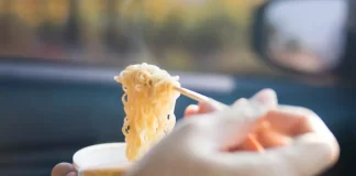 A i lejohet gruas me menstruacione apo lehonës që të hajë e të pijë gjatë Ramazanit?