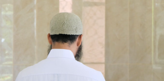 A është sunet lidhja e duarve pas ngritjes nga rukuja?