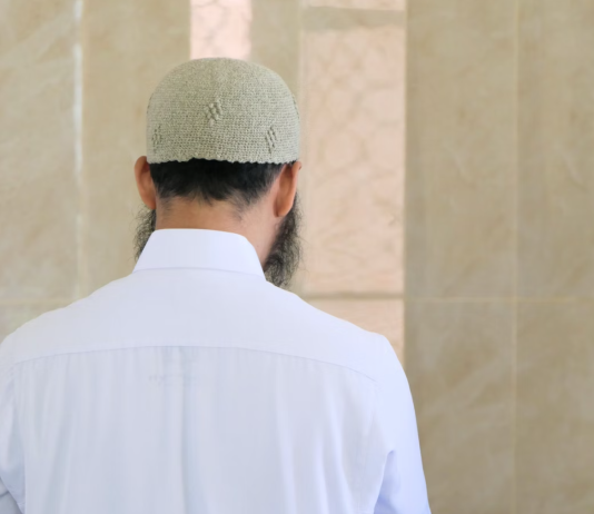 A është sunet lidhja e duarve pas ngritjes nga rukuja?