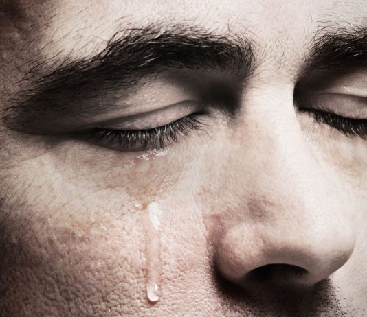 Vazhdimisht qaj dhe jam i/e mërzitur