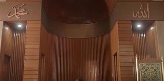 A lejohet bashkimi i namazeve në vendin rezident?