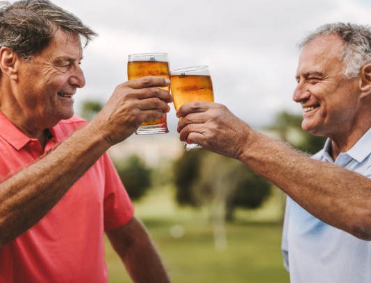 Çfarë të bëj kur vjehrri dhe burri pijnë alkool?