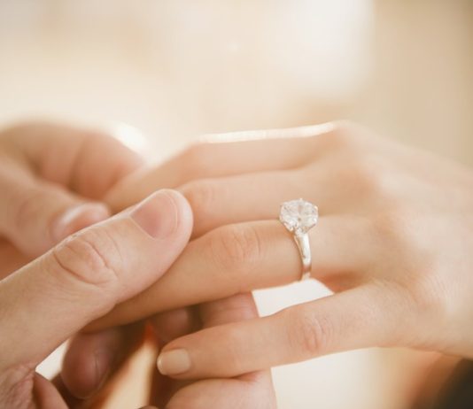 A pranohet kurorëzimi pa praninë e babait të vajzës?