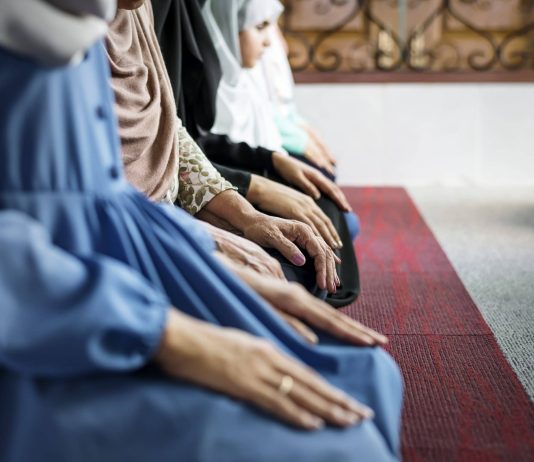 A i lejohet femrës me menstruacione të hyjë në xhami? Gratë muslimane