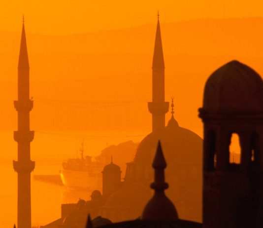 A lejohet të jetë xhamia nën shtëpi?