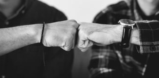 Si t’ia bëj me shoqërinë e vjetër?