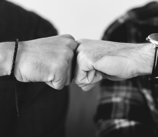 Si t’ia bëj me shoqërinë e vjetër?