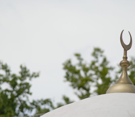 A është Allahu me ne me Veten e Tij apo me Dijen e Tij?