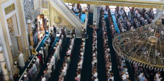 A ka namazi i xhumasë sunete para tij apo jo?