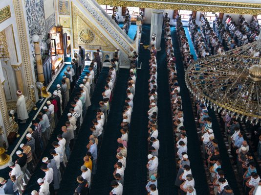 A lejohet të falemi gjithmonë në të njëjtin vend?