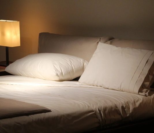 A lejohet fjetja dhe intimiteti me të fejuarën, para martesës?