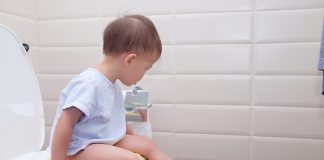 Nëse urina e fëmijës së vogël bie në rrobë çfarë duhet të bëjmë?