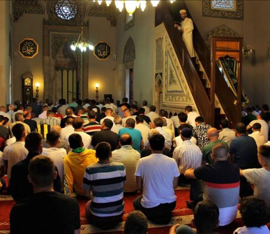 Në teshehud, a është obligative të lexohen salavatet?