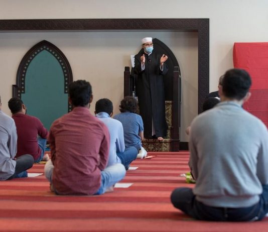 Punoj në ambulancë, a është mëkat që të premten ta lë një orë punë dhe të shkoj në xhuma?