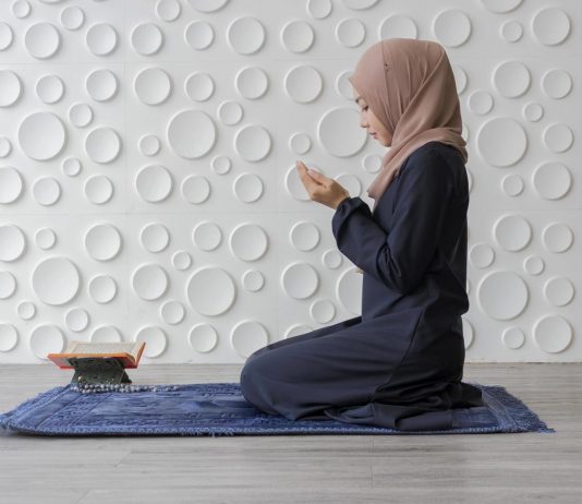 A është i vlefshëm namazi i femrës që ende nuk është mbuluar?