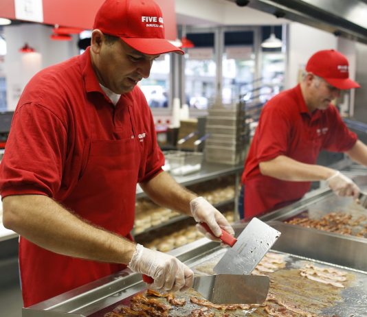 A lejohet përgatitja e ushqimit në Ramazan për ata që nuk agjërojnë?