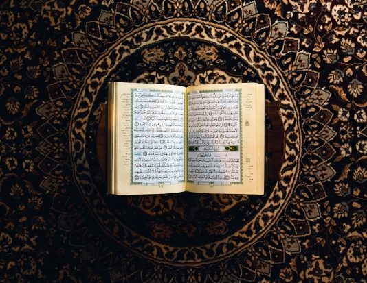 Pse Allahu flet në shumës në Kuran, si “Ne”?