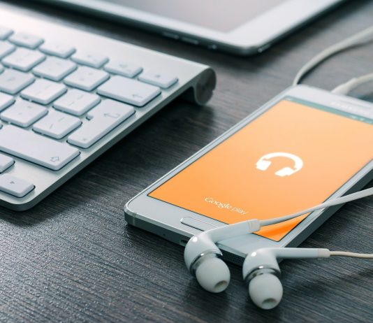 Kur i flas për Islamin, dëgjon muzikë në telefon…