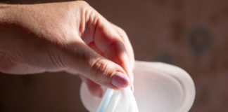 A lejohet përdorimi i pecetave të lagura për pastrim?