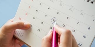 Nëse femra pastrohet nga menstruacionet menjëherë pas lindjes së diellit, a duhet ta agjërojë atë ditë apo jo?