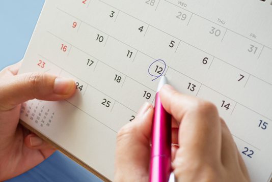 Nëse femra pastrohet nga menstruacionet menjëherë pas lindjes së diellit, a duhet ta agjërojë atë ditë apo jo?