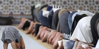 Çfarë duhet të bëjë femra muslimane në xhami kur i lëviz apo i qan fëmija në kohën e xhumasë?