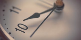 Nëse e falim namazin para kohës duke mos e ditur, çfarë duhet të bëjmë?