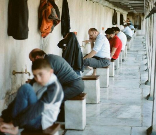 Çfarë duhet të bëjë njeriu nëse pas abdesit sheh se ka harruar të lajë ndonjë pjesë?