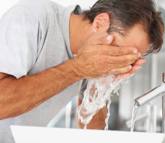 A i lejohet agjëruesit freskimi me ujë gjatë temperaturave të larta?