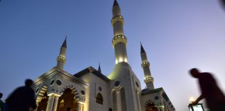 A lejohet shitja te dera e xhamisë?