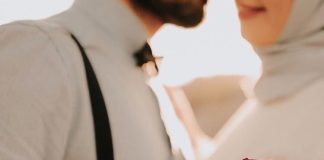 Si ta këshillojë gruan për namaz?