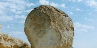 A është e vërtetë se qëndron një guri në ajër mbi tokë në Jerusalem pa e mbajtur askush?