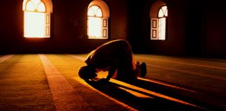 Si është puna e atyre që vetëm kur janë në derte e halle, falin namazin?