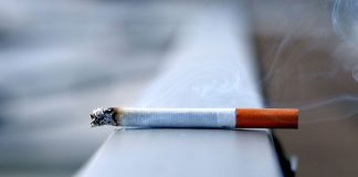 A lejohet thirrja e ezanit nga një person i cili e pin duhanin?