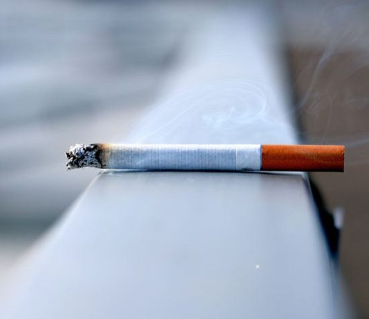 A lejohet thirrja e ezanit nga një person i cili e pin duhanin?