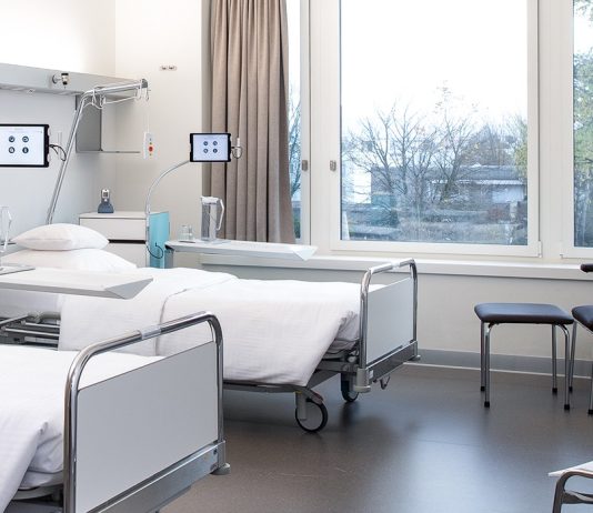 Tejemumi në mur, nëse je në spital i shtrirë