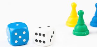 A lejohet të luhet loja me zar (kub)?