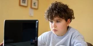 Këshillë të rinjëve kur vetmohen me kompjuterin!