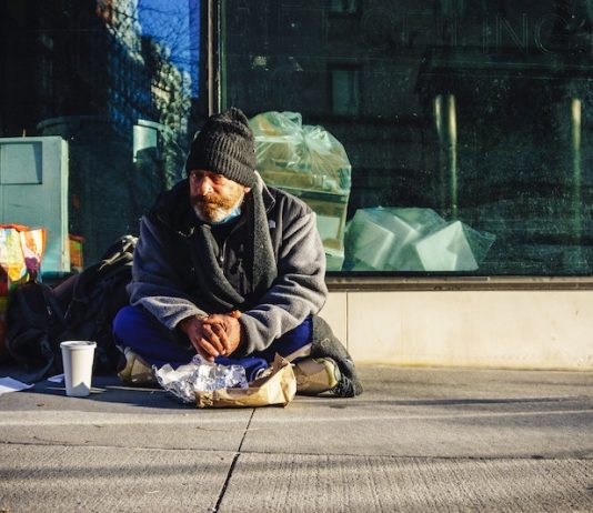 Si të veprojmë ndaj lypsarëve që vijnë nëpër shtëpi?