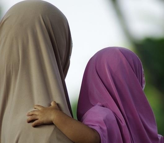 Kam qenë në lidhje me një djalë, por është bërë fetar dhe më kushtëzon mbulesën