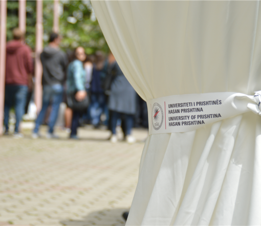 A i lejohet femrës muslimane të mbajë kontakte me kolegët e fakultetit?