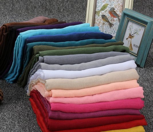 A lejohet shamia me ngjyra në punë?