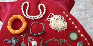 A lejohet t’iu dhurojmë stoli femrave që nuk e kanë mbulesën?