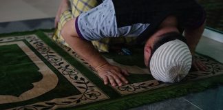 Si bëhet sexhdeja e falënderimit dhe ajo e leximit të Kuranit?