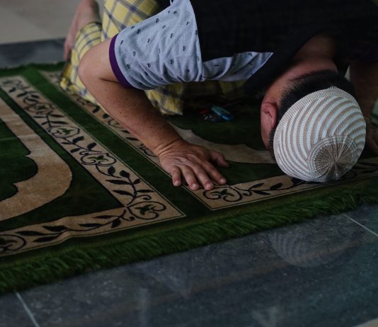 Si bëhet sexhdeja e falënderimit dhe ajo e leximit të Kuranit?