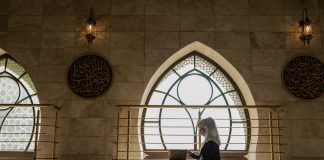 A lejohet hyrja në xhami kur je me menstruacione?