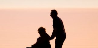 Çfarë kuptimi ka hadithi: i poshtëruar qoftë ai i cili i ka të gjallë dy prindërit apo njërin prej tyre dhe nuk arrin të hyjë në xhenet?