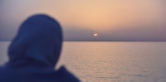 A kam gjynah nëse e shtyj mbulesen(shaminë) pasi e kam kuptuar që është farz?