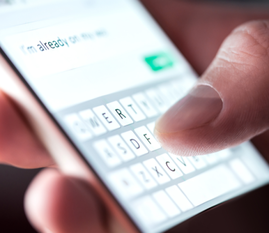 A ka të drejtë nëna t’ua lexojë fëmijëve mesazhet?