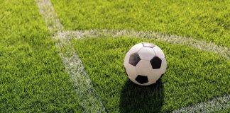 A lejohet të luajë futboll një femër e mbuluar?